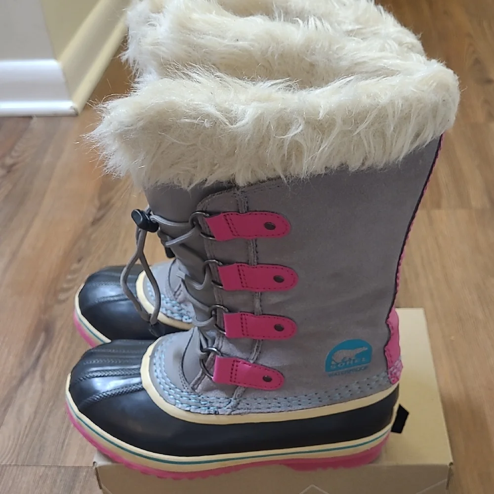 Sorel Gray and Pink Faux Fur Winter Bootsfor women zise‎ 3 used good condition.